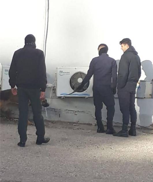 شاهد بالصور فرق الأمن تجري مسح شامل لمكان اعتصام الرابع