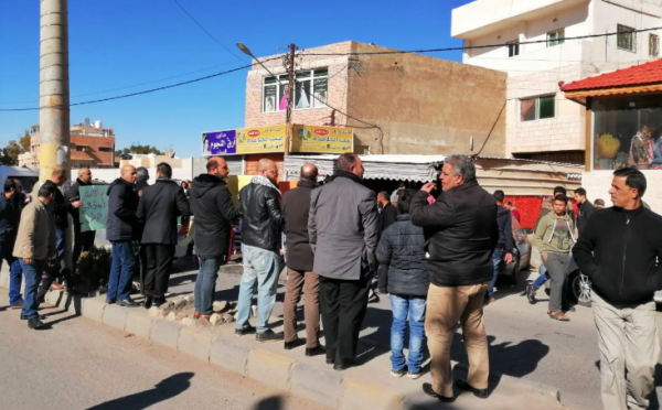 محتجون في الكرك يطالبون باستعادة الأموال العامة التي نهبت ..
