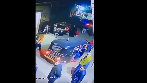 لحظة زرع الإرهابي عبواته الناسفة في محيط كنيسة السيدة العذراء في القاهرة