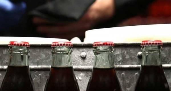 المشروبات الغازية وسر العبوة الزجاجية.. العلم يقدم التفسير