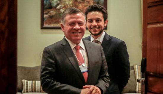 بالصورة ...الملك وولي العهد تابعا مباراة المنتخب الاردني مع نظيره الاسترالي