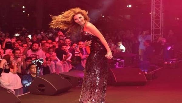 بالفيديو .. فنانون تعرضوا لمواقف محرجة على المسارح خلال 2018 .. تعرف عليهم .. تفاصيل