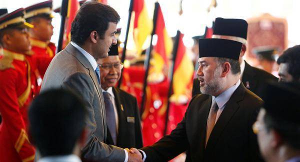 ملك ماليزيا يتخلى عن العرش