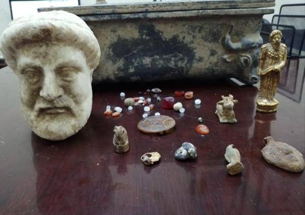 ضبط شخص بحوزته مجموعة من القطع الاثرية باربد