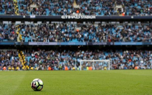 10 أهداف استثنائية في تاريخ الكرة (فيديو)