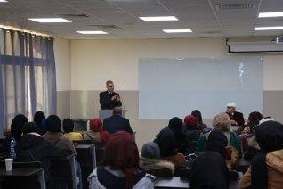 محاضرة حول مؤهلات المترجم في آداب ” الشرق الأوسط “