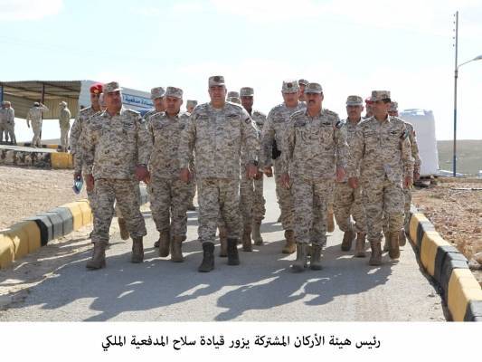رئيس هيئة الأركان المشتركة يزور قيادة سلاح المدفعية الملكي