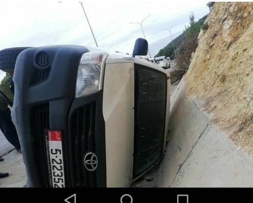 اصابة زملاء من مؤسسة الإذاعة والتلفزيون بحادث سير