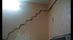 ترحيل أسرة في سوف لتصدع منزلها