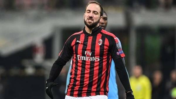 إدارة ميلان تنزل هيغواين من السماء إلى الأرض