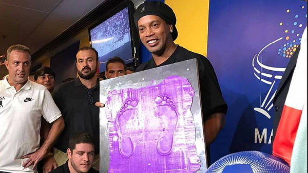 البرازيلي رونالدينيو يجاور المشاهير ببصمة قدميه