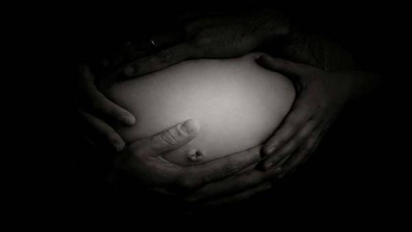 أول رجل حامل في بريطانيا يكشف خفايا تجربته المريرة!