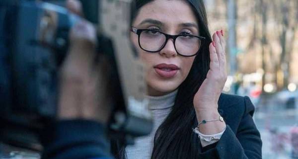 زوجة إل تشابو تظهر في محاكمته.. والادعاء العام يحرجها