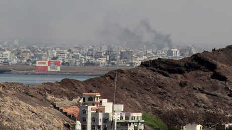 بالفيديو.. اندلاع حريق هائل إثر انفجار داخل مصافي عدن