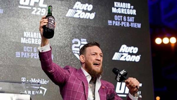 مقاتل يتحدى ماكغريغور .. ويصف مشروبه الويسكي بالمنكر!