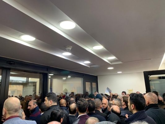 الهيئة المستقلة تغلق أبواب كلية القدس أمام الناخبين