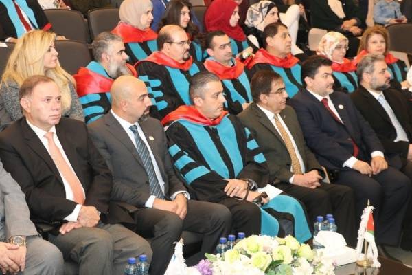 طلبة الصيدلة في عمان العربية يؤدون القسم أمام نقيب الصيادلة ورئيس الجامعة