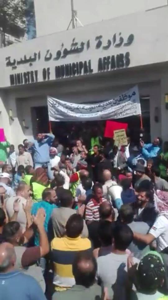 اتحاد العاملين في البلديات يقطع اتصاله بالوزارة..ويحضر لاعتصام كبير الخميس !!