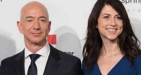 فضيحة بعد طلاق أغنى رجل في العالم