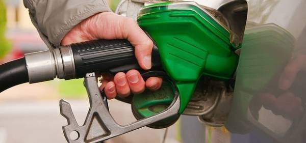 لماذا ينصح الخبراء بالتزود بالوقود الممتاز من وقت لآخر؟