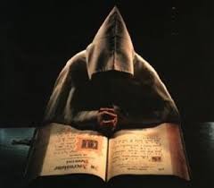 يدعي معالجته السحر عبر فيسبوك ويبتز الفتيات بصورهن