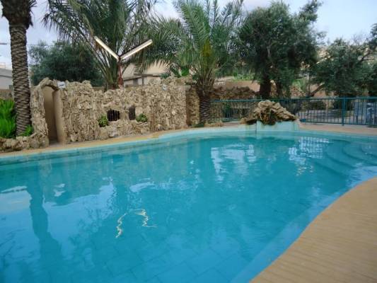 اغلاق الاستراحات الشعبية في منطقة الحمة الاردنية والسبب ..