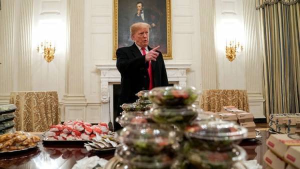 صور.. ترامب يتحمل نفقات الضيافة على حسابه الخاص ويقدم لضيوفه وجبات سريعة