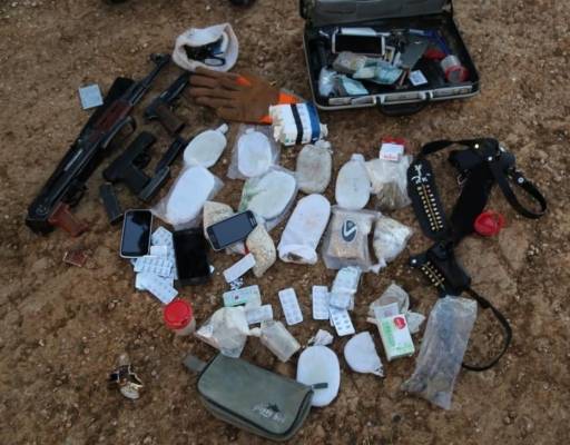 وفاة  مطلوب والقبض على ثلاثة في مداهمة أمنية