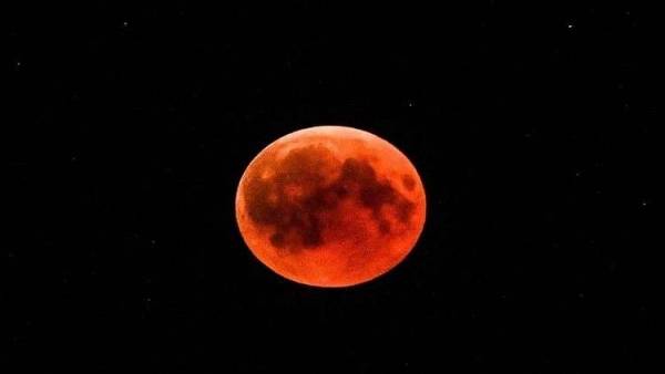 تعرف على أغرب نظريات المؤامرة الخرافية المرتبطة بقمر الهلاك الأبدي الدموي!