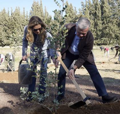 الملك والملكة يشاركان بغرس الأشجار في غابة الكمالية