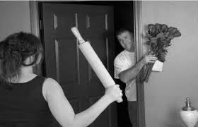 تفرض غرامة مالية على زوجها بسبب تأخره عن المنزل