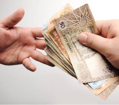 رواتب الموظفين لشهر (1) بموعدها