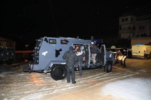 نقل نشميات المنتخب بجوادات الدرك (صور)