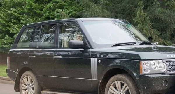 عدسات المصورين ترصد تصرفا غريبا لملكة بريطانيا.. والقصر يردّ