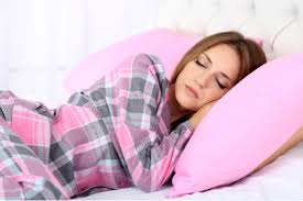 رسائل الجسم.. 8 أسباب توقظك من نومك العميق في الليل