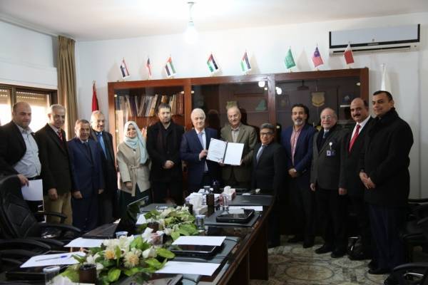 عميد كلية الفنون والتصميم في العلوم التطبيقية يتسلم شهادة ضمان الجودة ‎