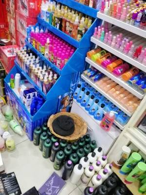 اتلاف طن ونصف مواد تجميل منتهية الصلاحية في الزرقاء (صور)