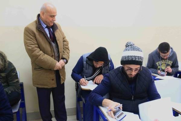 رئيس جامعة الزرقاء يتفقد قاعات الامتحانات النهائية