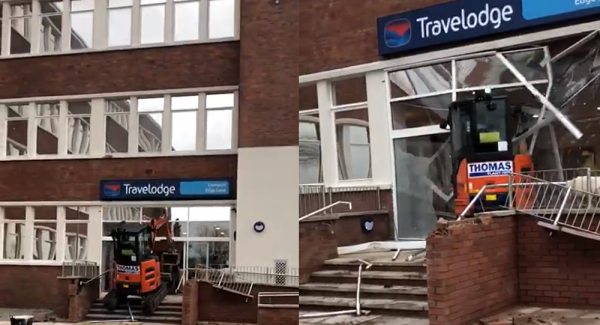 عامل يهدم فندقا بعد ساعات من إتمام بنائه لهذا السبب (فيديو)