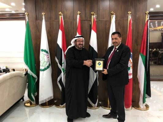 الدكتور المراشدة يكرم الامانة العامة لجائزة المستثمر العربي