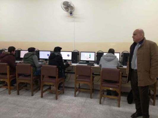 رئيس جامعة الزرقاء يتفقد قاعات امتحان الكفاءة الجامعيةالتكميلي