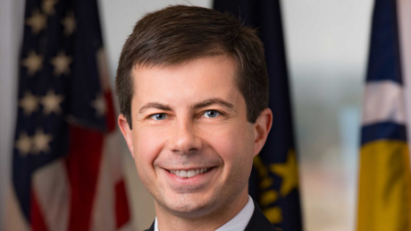 مسؤول مثلي الجنس يعلن نيته الترشح لرئاسة الولايات المتحدة في 2020