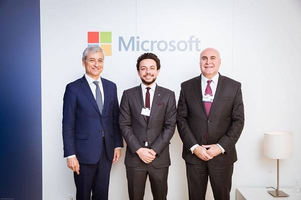 ولي العهد يشهد توقيع مذكرة لتعزيز تكنولوجيا المعلومات بالأردن في دافوس