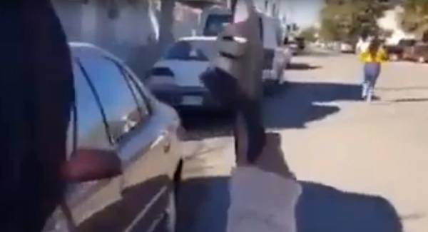 فيديو يجتاح الانترنت... أم تصيب ابنتها بـالشبشب على بعد مسافة كبيرة