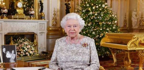 الملكة إليزابيث الثانية تدعو البريطانيين إلى إيجاد أرضية للحوار