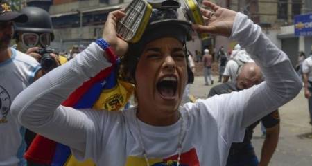 لماذا تهرب الملايين إلى خارج فنزويلا وسعر المنزل يعادل فنجان قهوة