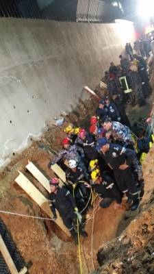 انتشال جثة من تحت الانقاض في سحاب