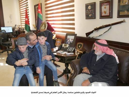 الباشا الحمود يكرم طفلين ساعدا رجال الأمن العام في ضبط إحدى القضايا