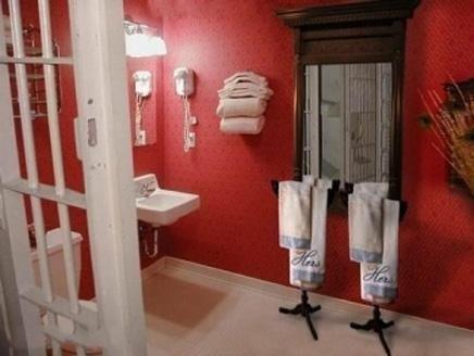 سجن 5 نجوم في بريطانيا.. بألعاب فيديو وملاعب كرة