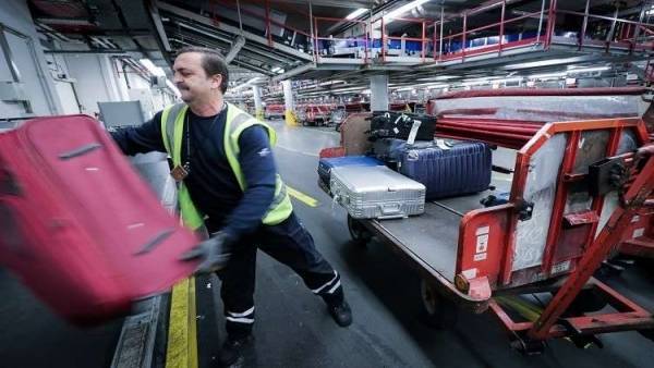 شبان يشحنون صديقهم مع الأمتعة على متن طائرة!